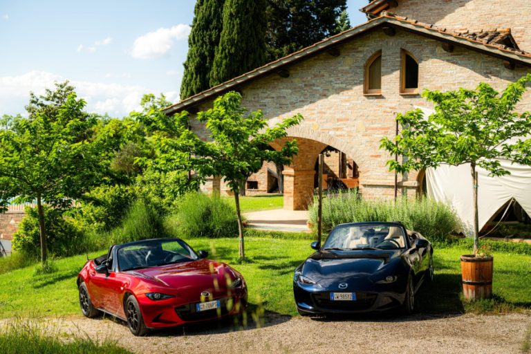 Mazda MX-5: quale versione scegliere? Design, interni e prova su strada