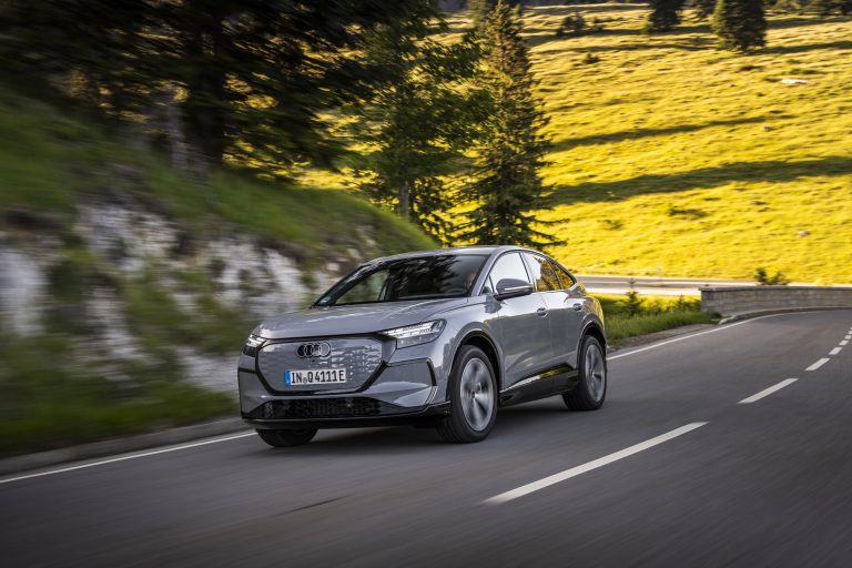 Audi Q4 e-tron: prova su strada, consumi e prezzi. Nuovi motori e interni rivoluzionati