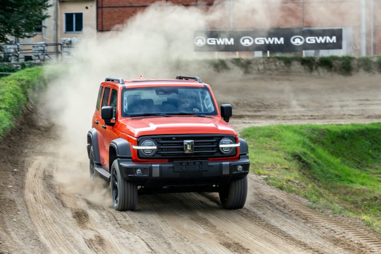 GWM Tank 300: prova off-road estrema tra fango e salite. Diesel o Plug-in Hybrid da 408 CV?